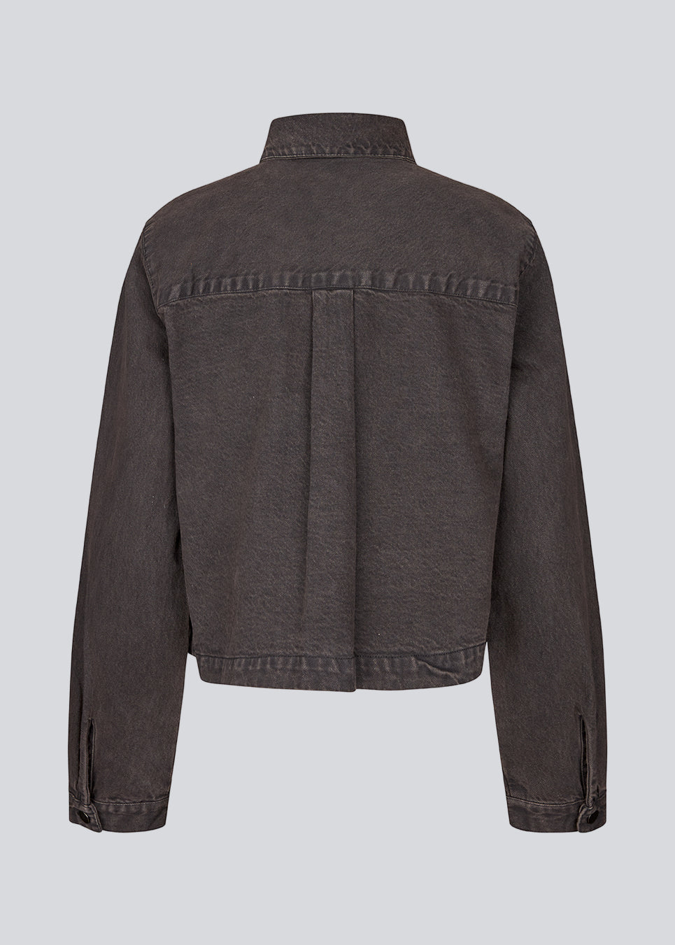 Short denim shirt. The Riyamd shirt features chest pockets and a button closure – a cool and edgy take on the classic denim shirt.