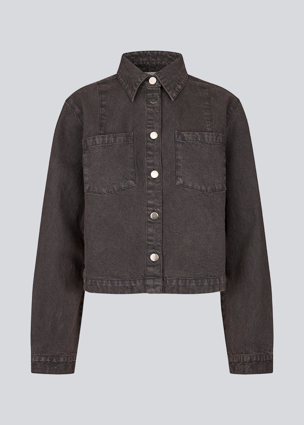 Short denim shirt. The Riyamd shirt features chest pockets and a button closure – a cool and edgy take on the classic denim shirt.