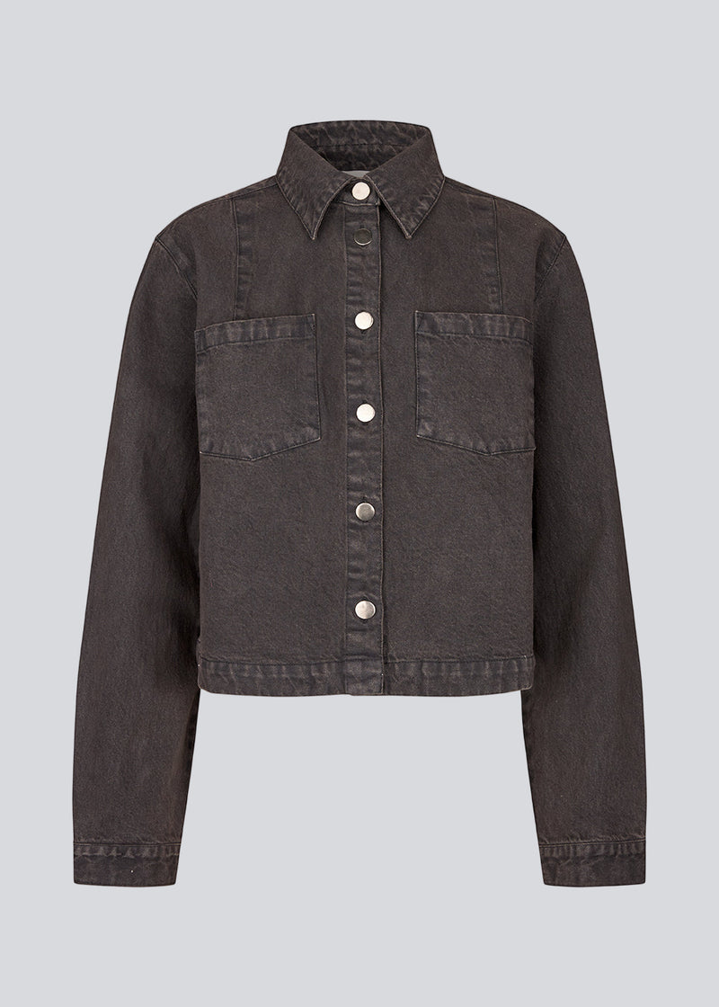 Short denim shirt. The Riyamd shirt features chest pockets and a button closure – a cool and edgy take on the classic denim shirt.