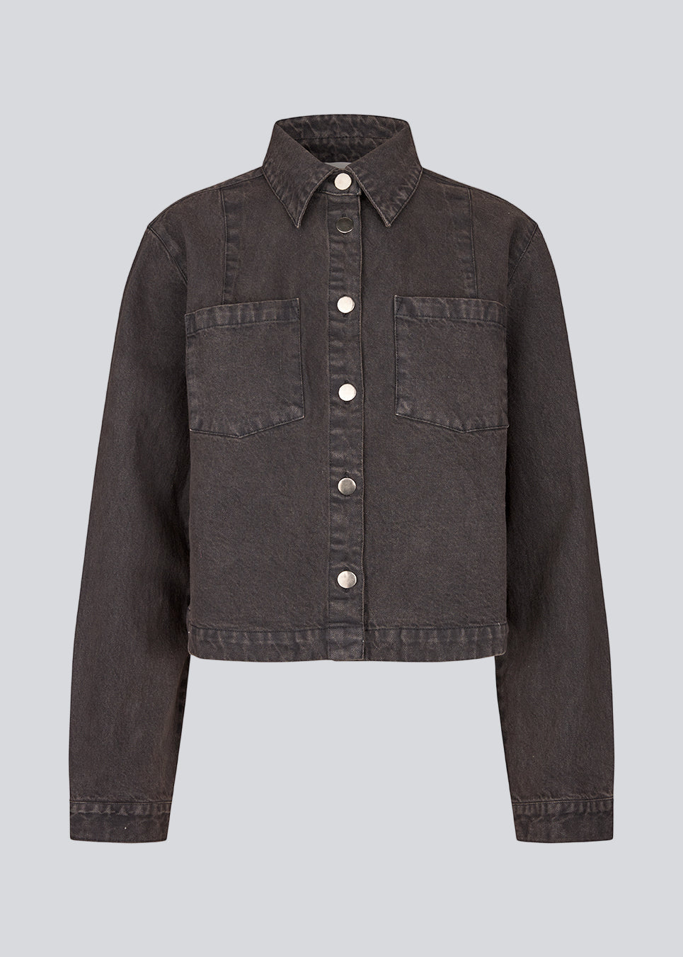 Short denim shirt. The Riyamd shirt features chest pockets and a button closure – a cool and edgy take on the classic denim shirt.