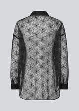 Oversized shirt in sheer material. The Roccomd long shirt features a classic collar and button closure with beautifully stitched rose embroidery – feminine and stylish with a modern silhouette.