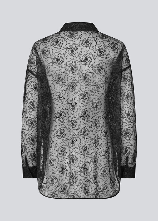 Oversized shirt in sheer material. The Roccomd long shirt features a classic collar and button closure with beautifully stitched rose embroidery – feminine and stylish with a modern silhouette.