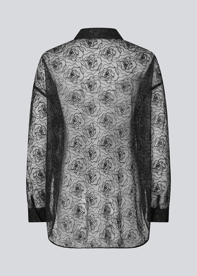 Oversized shirt in sheer material. The Roccomd long shirt features a classic collar and button closure with beautifully stitched rose embroidery – feminine and stylish with a modern silhouette.