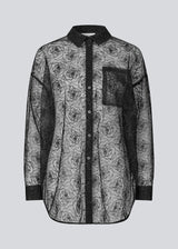Oversized shirt in sheer material. The Roccomd long shirt features a classic collar and button closure with beautifully stitched rose embroidery – feminine and stylish with a modern silhouette.