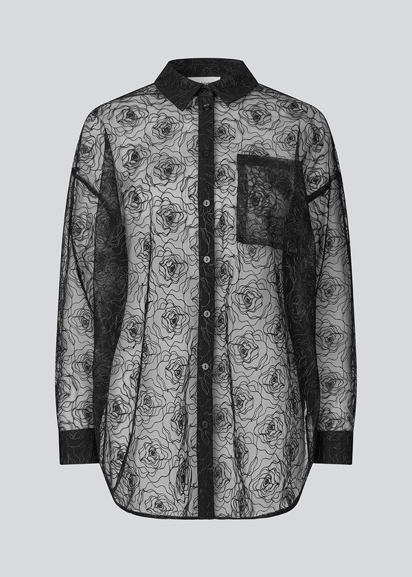 Oversized shirt in sheer material. The Roccomd long shirt features a classic collar and button closure with beautifully stitched rose embroidery – feminine and stylish with a modern silhouette.