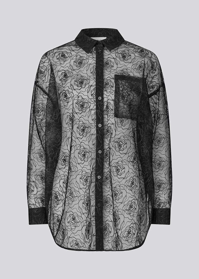Oversized shirt in sheer material. The Roccomd long shirt features a classic collar and button closure with beautifully stitched rose embroidery – feminine and stylish with a modern silhouette.