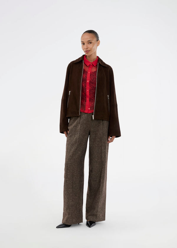 Red fitted shirt in sheer material. The Roccomd shirt features a classic collar and button closure with beautifully stitched rose embroidery – both feminine and stylish.