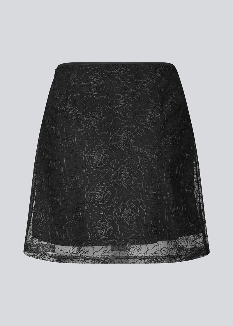 Short A-line skirt. The Roccomd skirt features a concealed side zipper, full lining, and beautifully stitched rose embroidery – perfect for both everyday wear and festive occasions.