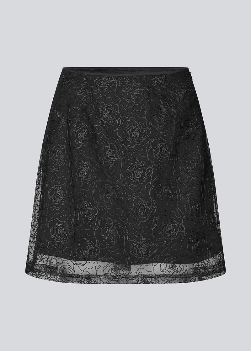 Short A-line skirt. The Roccomd skirt features a concealed side zipper, full lining, and beautifully stitched rose embroidery – perfect for both everyday wear and festive occasions.