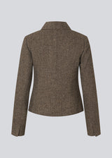 Kort firgursyet blazer i uld. Rockymd blazer har knappelukning, to skrålommer og klassisk udstryk , der gør den nem at style.