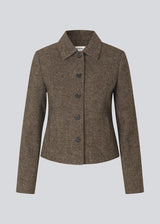 Kort firgursyet blazer i uld. Rockymd blazer har knappelukning, to skrålommer og klassisk udstryk , der gør den nem at style.