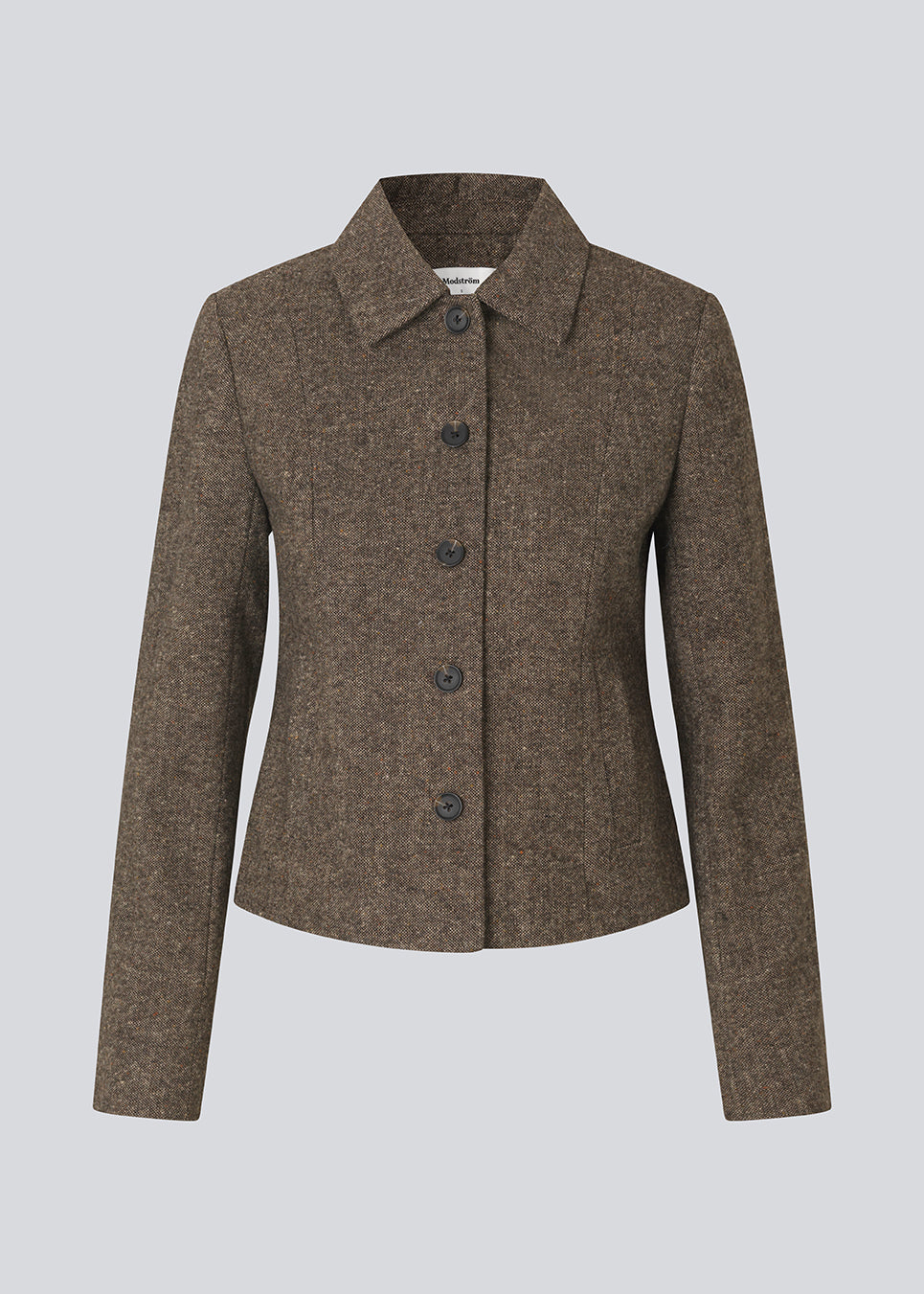 Kort firgursyet blazer i uld. Rockymd blazer har knappelukning, to skrålommer og klassisk udstryk , der gør den nem at style.