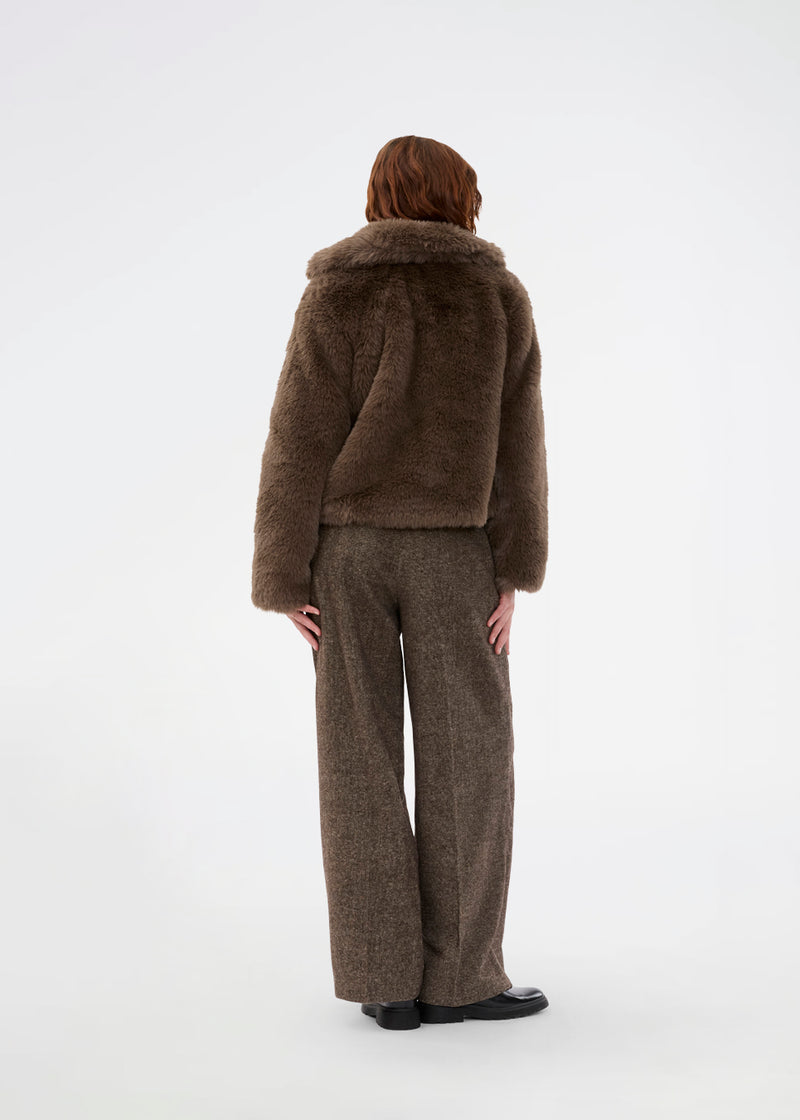Wool trousers with wide legs. The Rockymd pants have a high waist, front pleats, and side pockets – a structured, classic pants with a timeless feel.