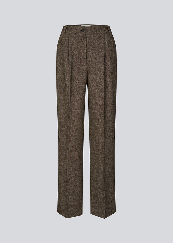 Wool trousers with wide legs. The Rockymd pants have a high waist, front pleats, and side pockets – a structured, classic pants with a timeless feel.