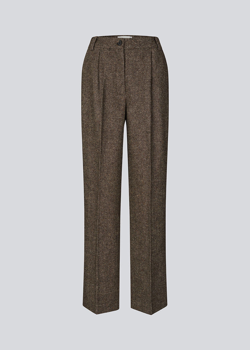 Wool trousers with wide legs. The Rockymd pants have a high waist, front pleats, and side pockets – a structured, classic pants with a timeless feel.