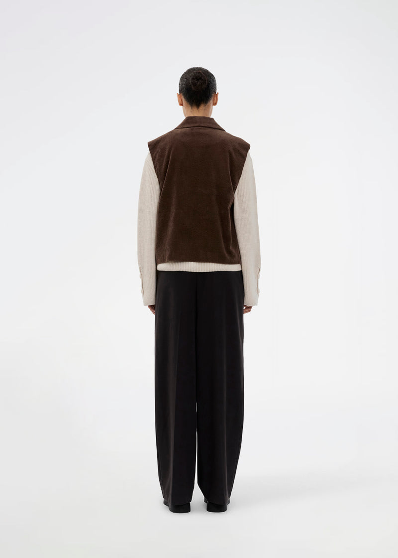 Knitted sweater in white/cream in organic cotton. The Rosemd o-neck features a round neckline and button details on the sleeves – a simple and classic style.