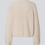Knitted sweater in white/cream in organic cotton. The Rosemd o-neck features a round neckline and button details on the sleeves – a simple and classic style.