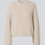 Knitted sweater in white/cream in organic cotton. The Rosemd o-neck features a round neckline and button details on the sleeves – a simple and classic style.