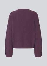Knitted sweater in purple in organic cotton. The Rosemd o-neck features a round neckline and button details on the sleeves – a simple and classic style.