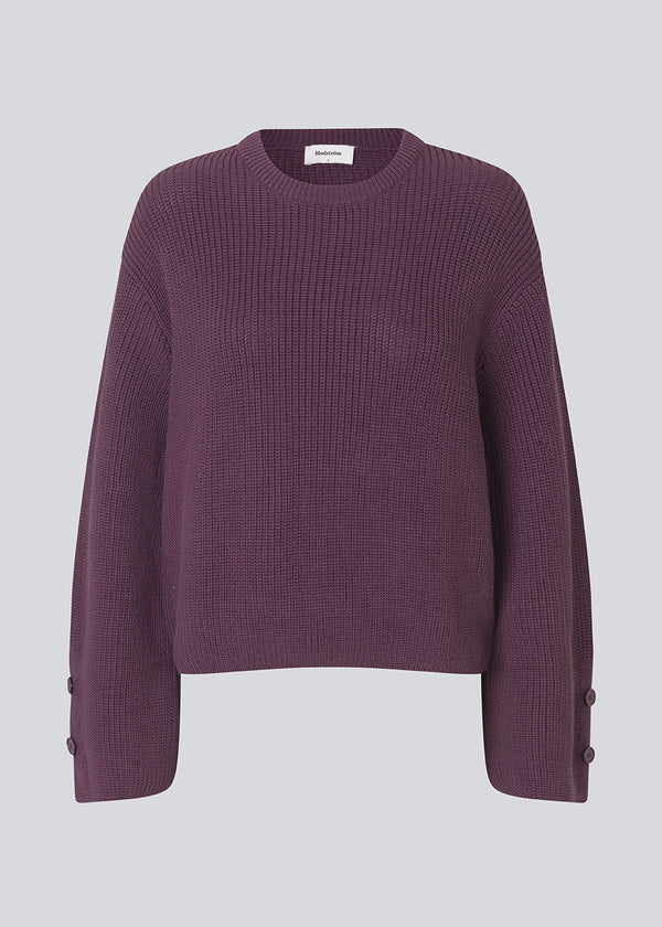Knitted sweater in purple in organic cotton. The Rosemd o-neck features a round neckline and button details on the sleeves – a simple and classic style.