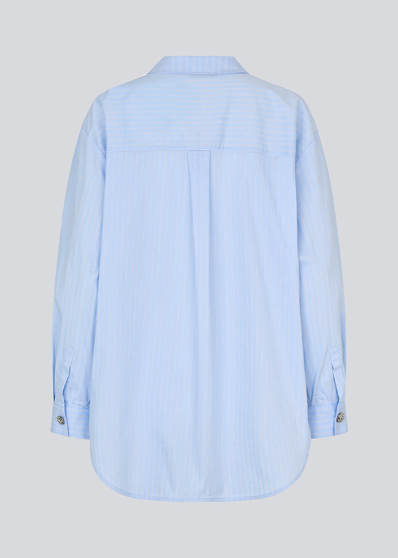 Long striped cotton shirt. The Rowanmd shirt features a classic collar and beautiful decorative buttons – giving it a feminine yet cool look.