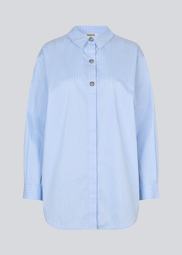 Long striped cotton shirt. The Rowanmd shirt features a classic collar and beautiful decorative buttons – giving it a feminine yet cool look.