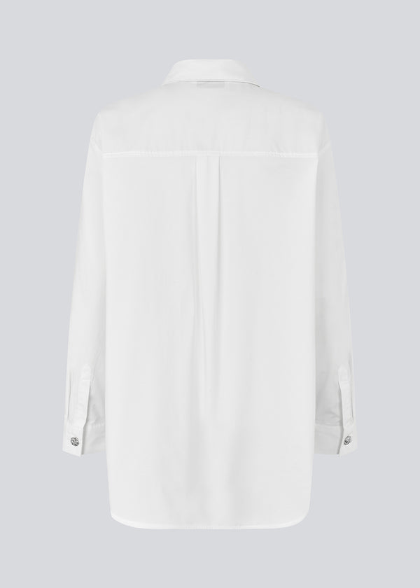Long cotton shirt. The Rowanmd shirt features a classic collar and beautiful decorative buttons – giving it a feminine yet cool appearance.