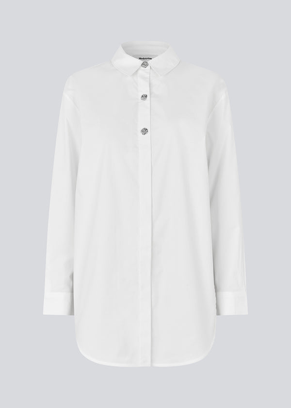 Long cotton shirt. The Rowanmd shirt features a classic collar and beautiful decorative buttons – giving it a feminine yet cool appearance.