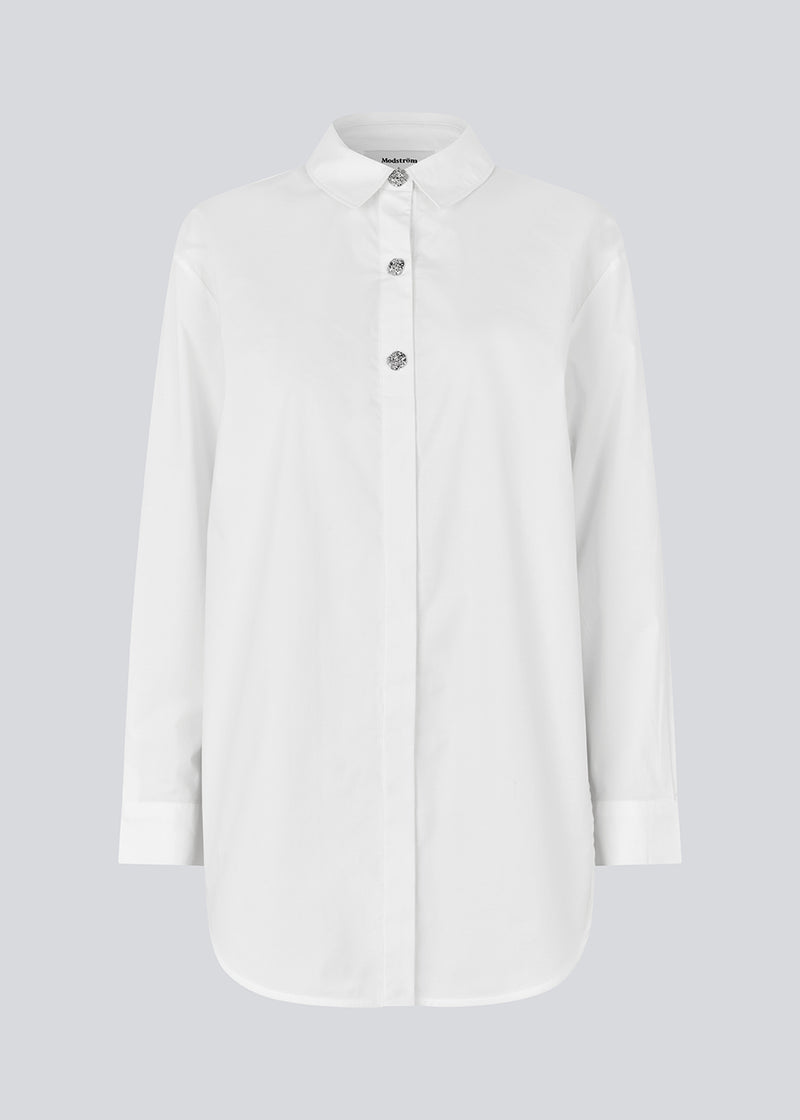 Long cotton shirt. The Rowanmd shirt features a classic collar and beautiful decorative buttons – giving it a feminine yet cool appearance.