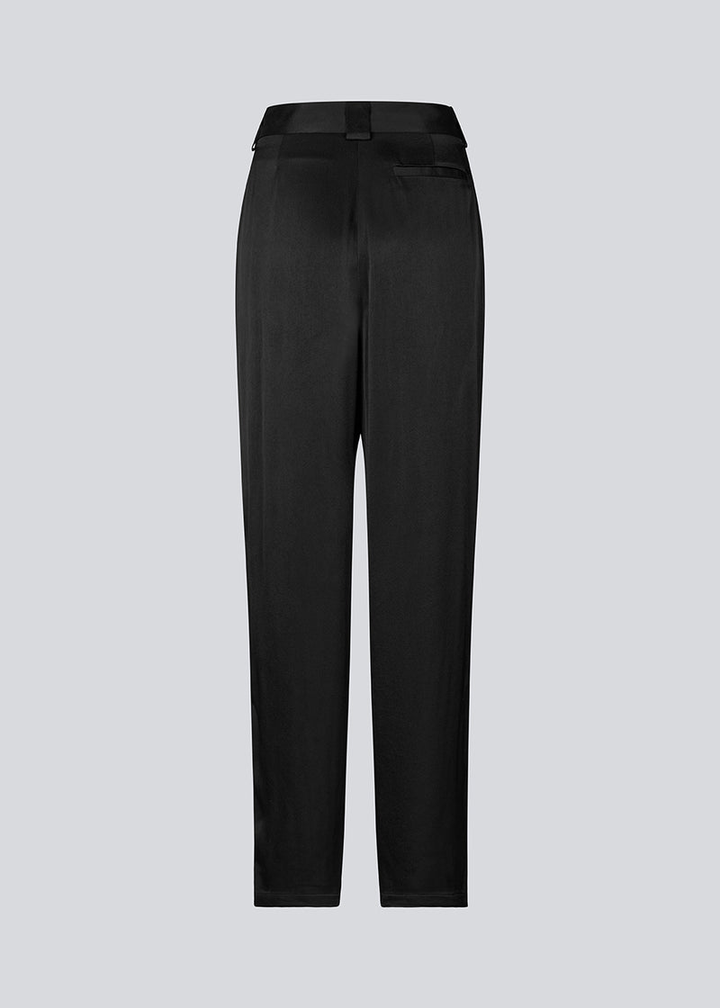 Satin trousers with tie belt. The Royalmd pants feature straight legs and a timeless silhouette – easy to style for any occasion.
