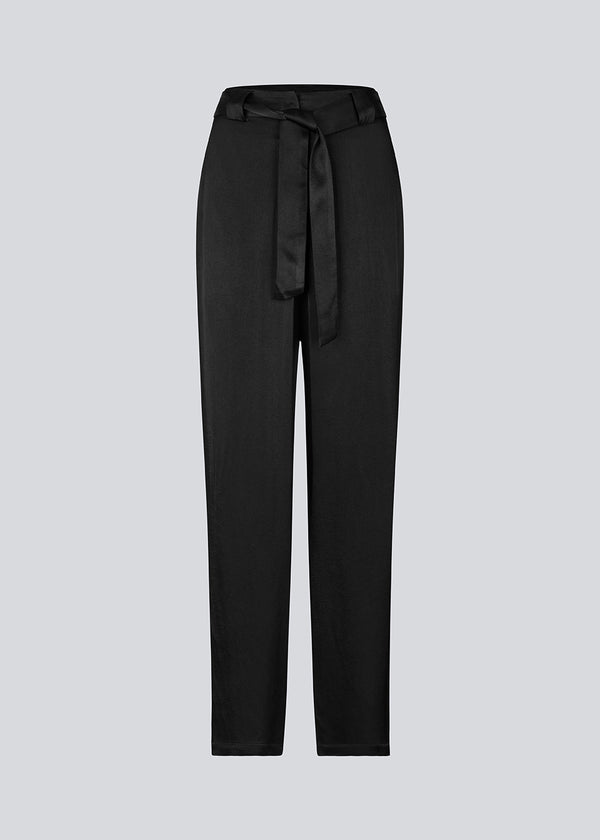 Satin trousers with tie belt. The Royalmd pants feature straight legs and a timeless silhouette – easy to style for any occasion.
