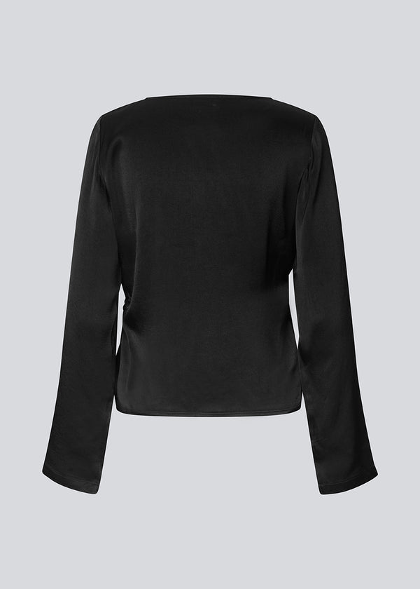 Long sleeved satin top. The Royalmd top has a round neckline and an elegant, classic look – ideal for both daily wear and festive events.