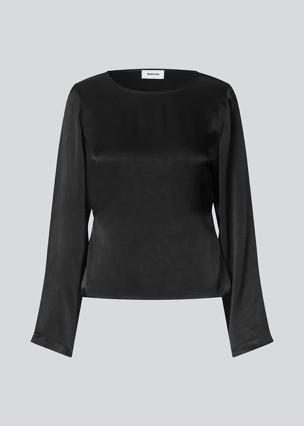 Long sleeved satin top. The Royalmd top has a round neckline and an elegant, classic look – ideal for both daily wear and festive events.