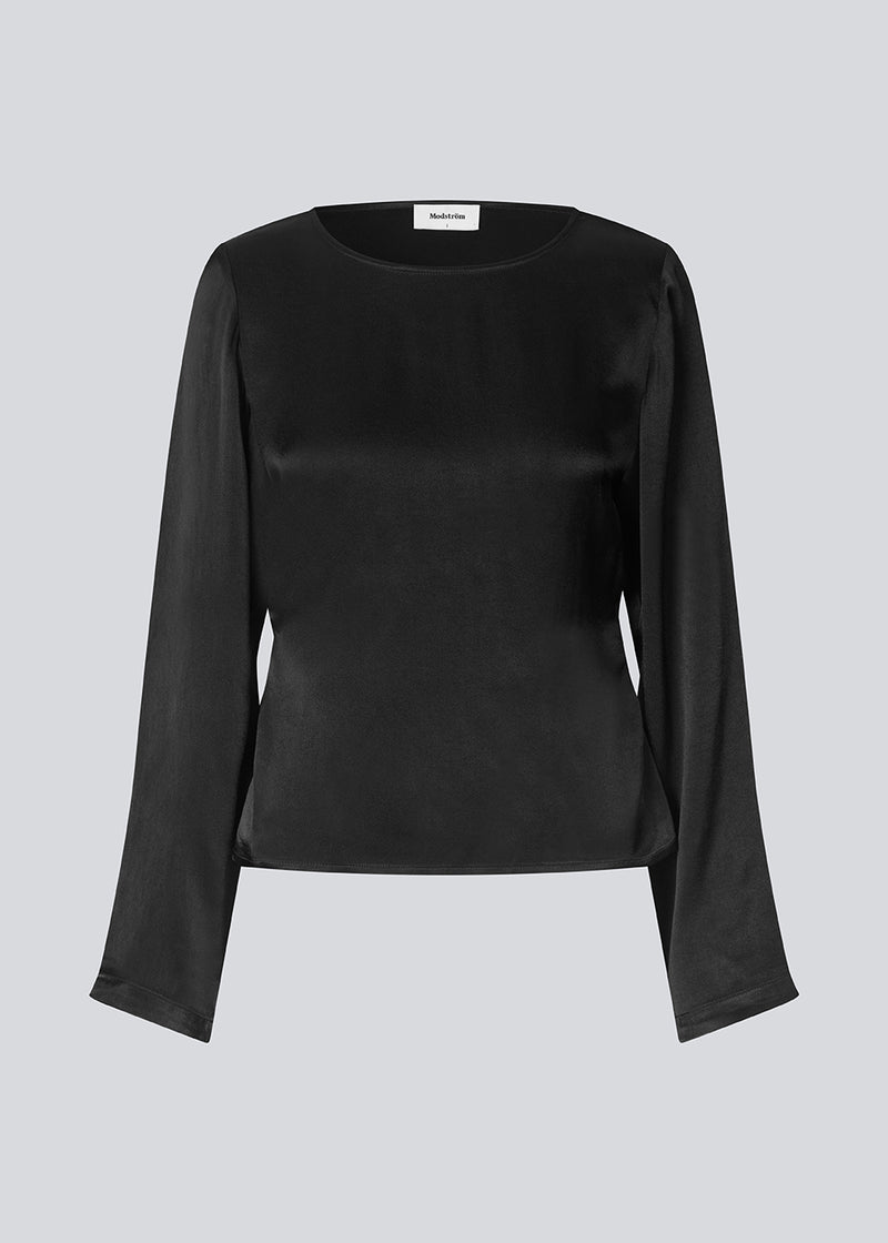 Long sleeved satin top. The Royalmd top has a round neckline and an elegant, classic look – ideal for both daily wear and festive events.
