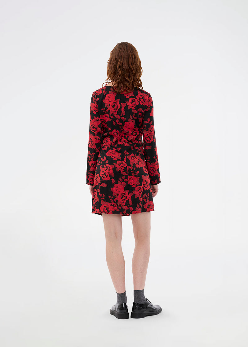 Long sleeved dress in a beautiful rose print. The Ruthiemd dress is knee length and made from recycled polyester – timeless, feminine, and elegant.