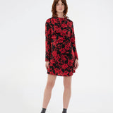 Long sleeved dress in a beautiful rose print. The Ruthiemd dress is knee length and made from recycled polyester – timeless, feminine, and elegant.