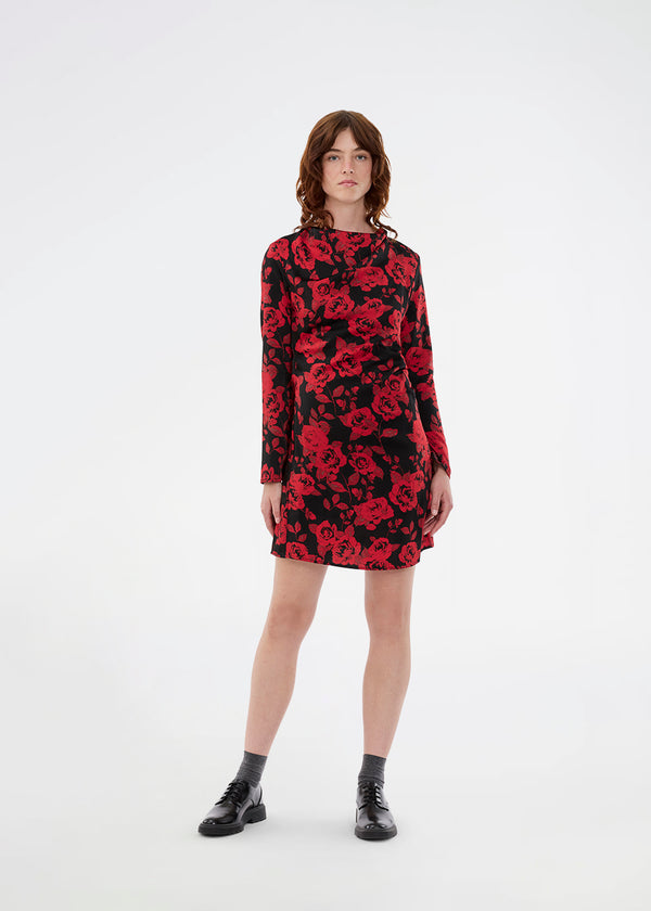 Long sleeved dress in a beautiful rose print. The Ruthiemd dress is knee length and made from recycled polyester – timeless, feminine, and elegant.