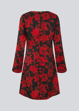 Long sleeved dress in a beautiful rose print. The Ruthiemd dress is knee length and made from recycled polyester – timeless, feminine, and elegant.