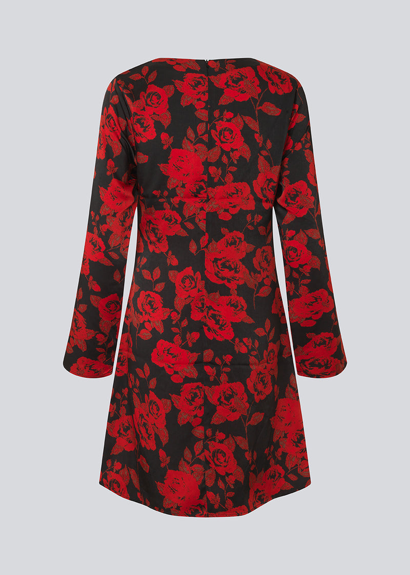 Long sleeved dress in a beautiful rose print. The Ruthiemd dress is knee length and made from recycled polyester – timeless, feminine, and elegant.