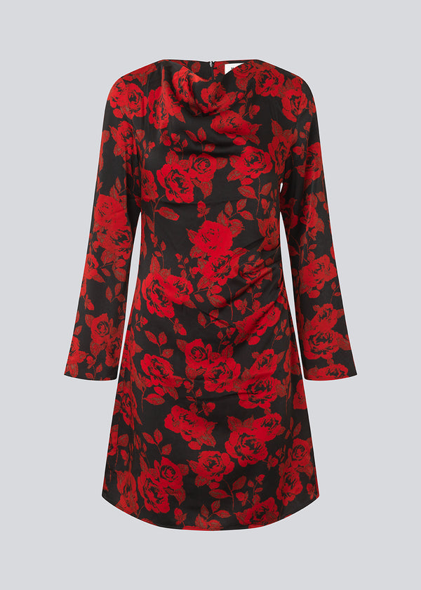 Long sleeved dress in a beautiful rose print. The Ruthiemd dress is knee length and made from recycled polyester – timeless, feminine, and elegant.