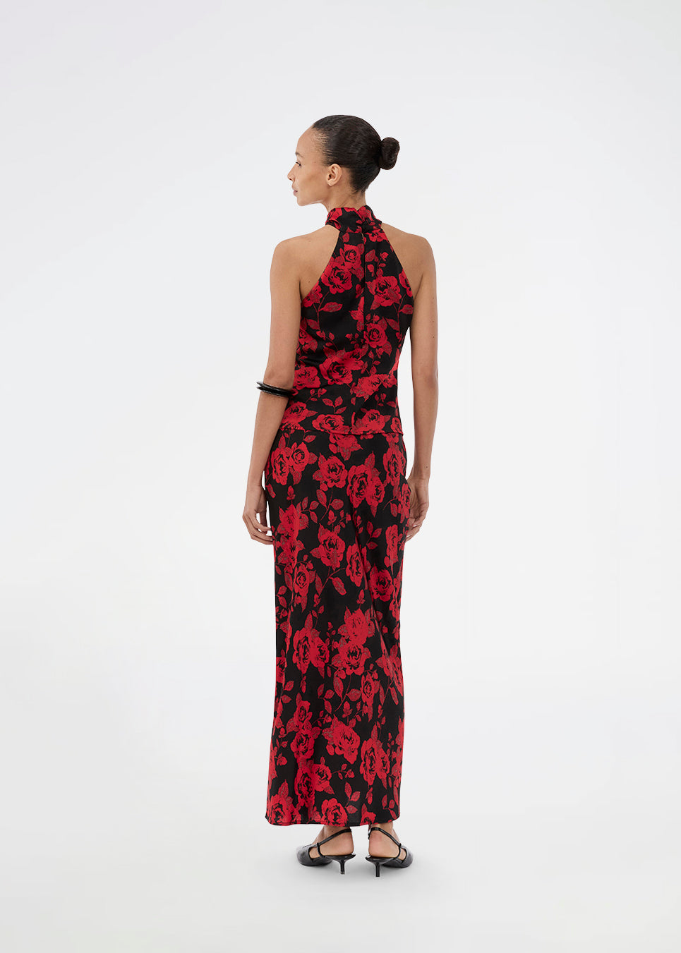 Long skirt in a beautiful rose print. The Ruthiemd skirt features an elastic waistband and is made from recycled polyester – a classic and elegant style.
