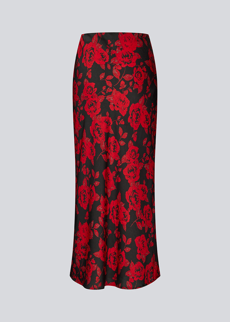 Long skirt in a beautiful rose print. The Ruthiemd skirt features an elastic waistband and is made from recycled polyester – a classic and elegant style.