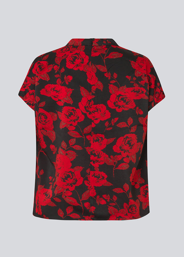 Short sleeved top in a beautiful rose print. The Ruthiemd print SS top features a high neckline, hidden back zipper, and is made from recycled polyester – effortlessly elegant.
