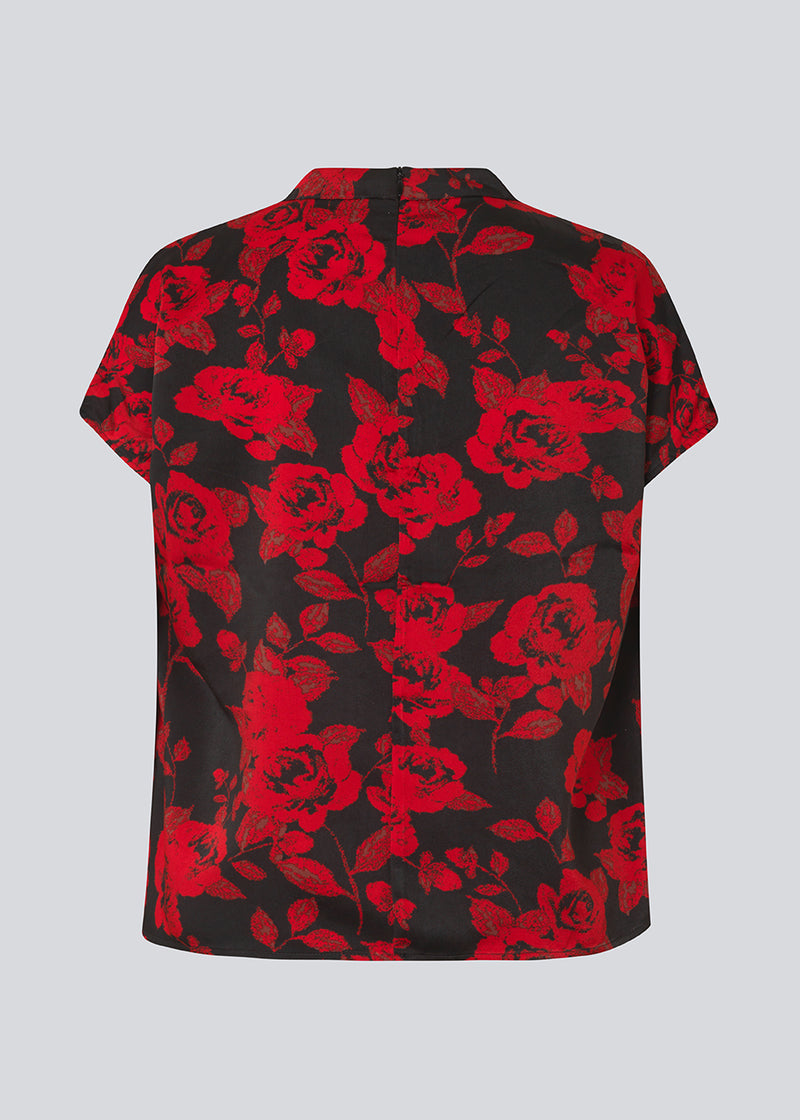 Short sleeved top in a beautiful rose print. The Ruthiemd print SS top features a high neckline, hidden back zipper, and is made from recycled polyester – effortlessly elegant.