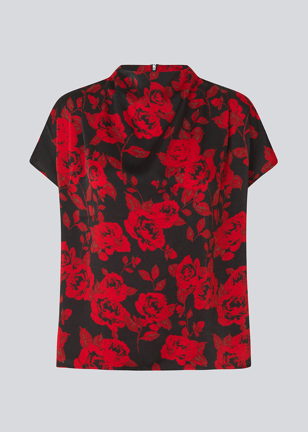 Short sleeved top in a beautiful rose print. The Ruthiemd print SS top features a high neckline, hidden back zipper, and is made from recycled polyester – effortlessly elegant.