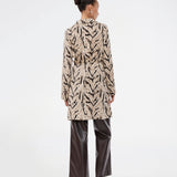 Printed shirt dress in 100% recycled polyester with collar, V-neck and button closure. The Saber-limbed Print Dress has a tie at the waist and a knee length for a flattering cut.
