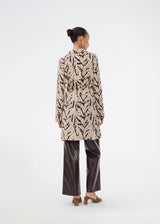 Printed shirt dress in 100% recycled polyester with collar, V-neck and button closure. The Saber-limbed Print Dress has a tie at the waist and a knee length for a flattering cut.
