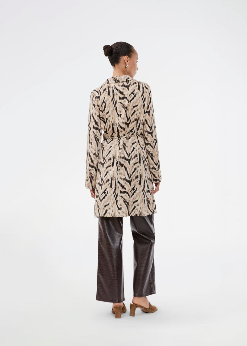 Printed shirt dress in 100% recycled polyester with collar, V-neck and button closure. The Saber-limbed Print Dress has a tie at the waist and a knee length for a flattering cut.
