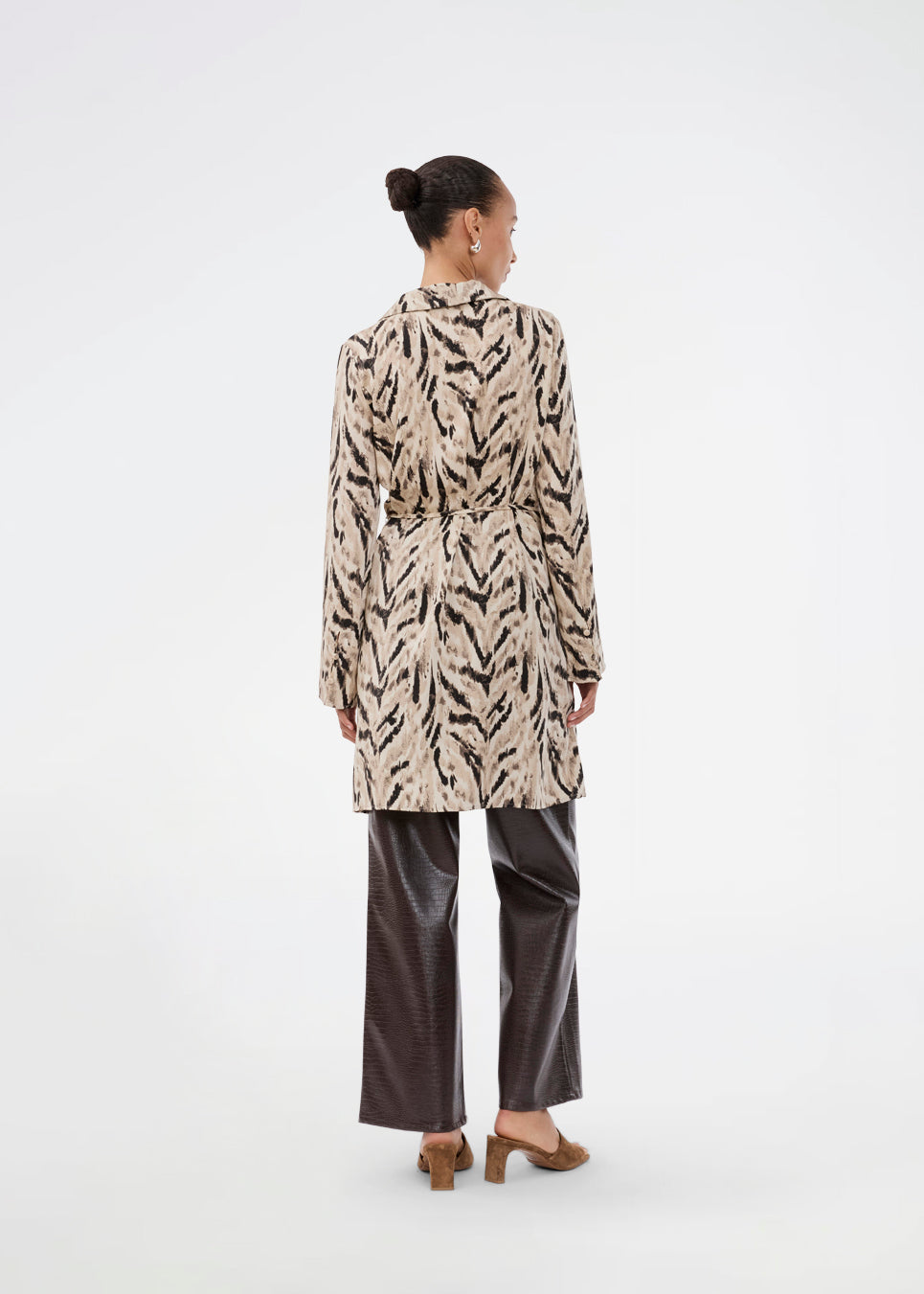 Printed shirt dress in 100% recycled polyester with collar, V-neck and button closure. The Saber-limbed Print Dress has a tie at the waist and a knee length for a flattering cut.
