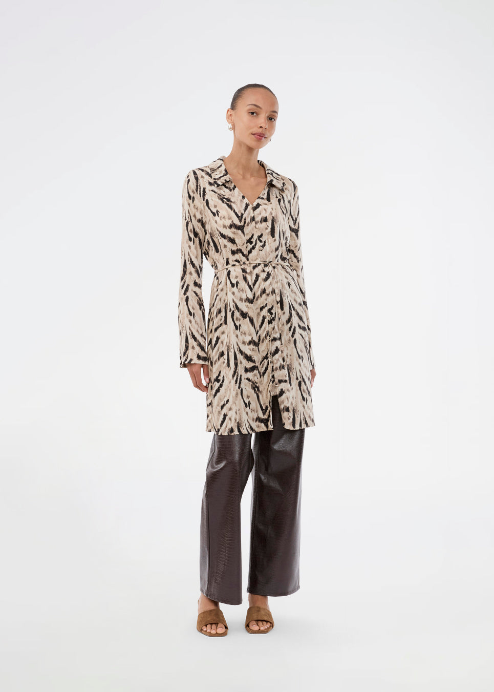 Printed shirt dress in 100% recycled polyester with collar, V-neck and button closure. The Saber-limbed Print Dress has a tie at the waist and a knee length for a flattering cut.
